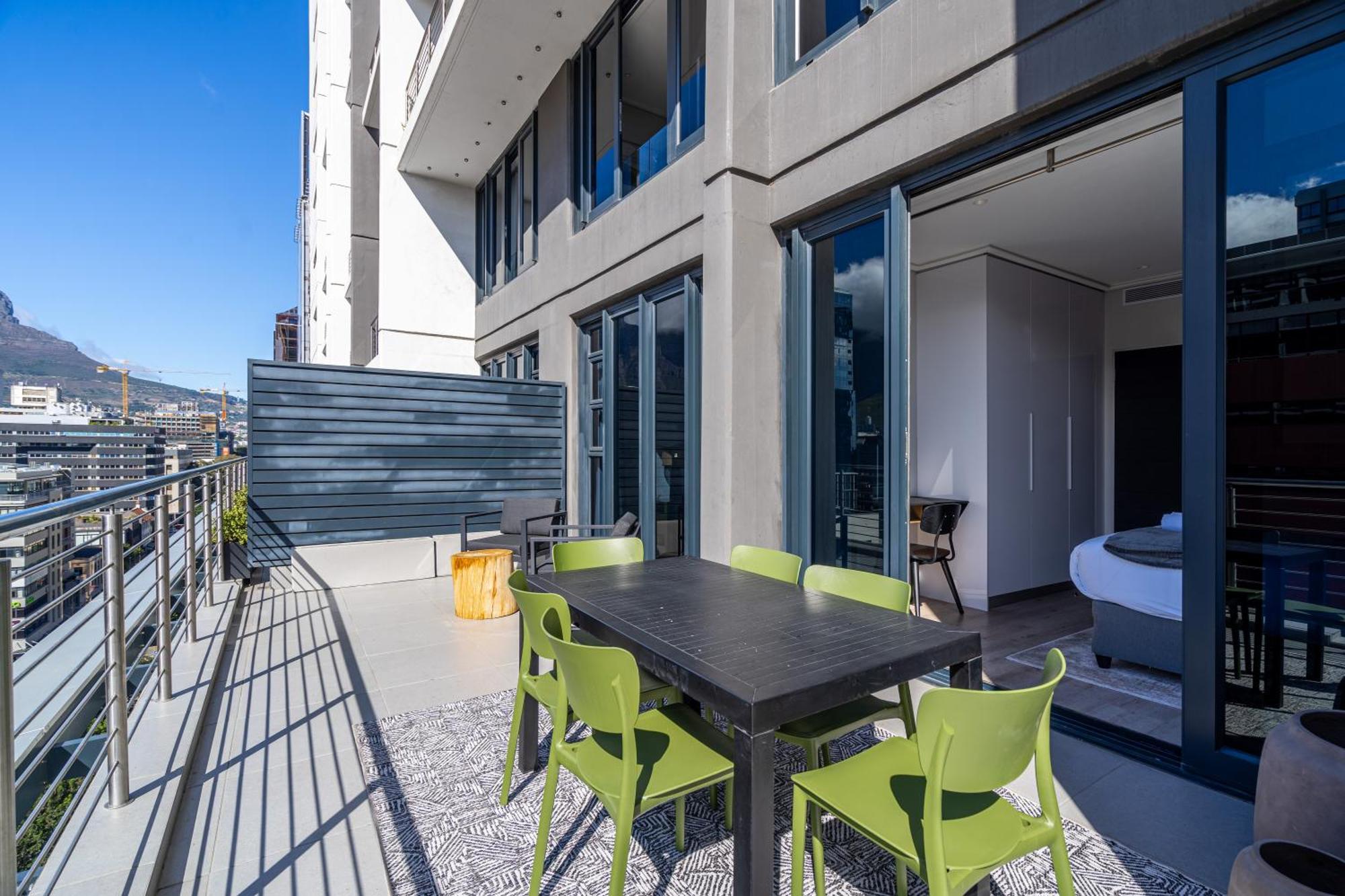16 On Bree Luxury Apartment